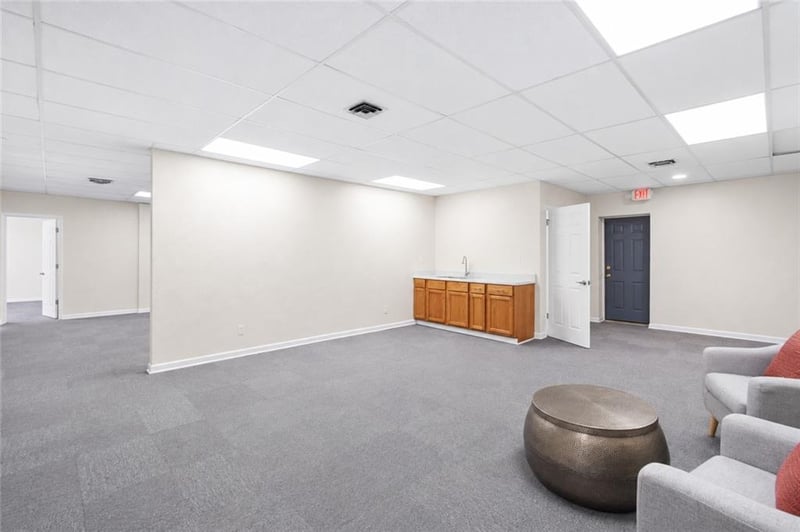 7132 Main St, Kansas City, MO 64114