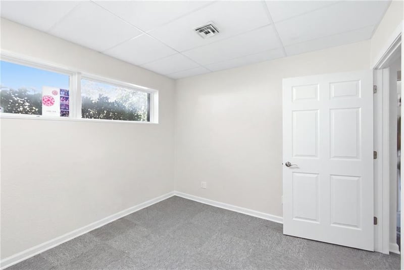 7132 Main St, Kansas City, MO 64114