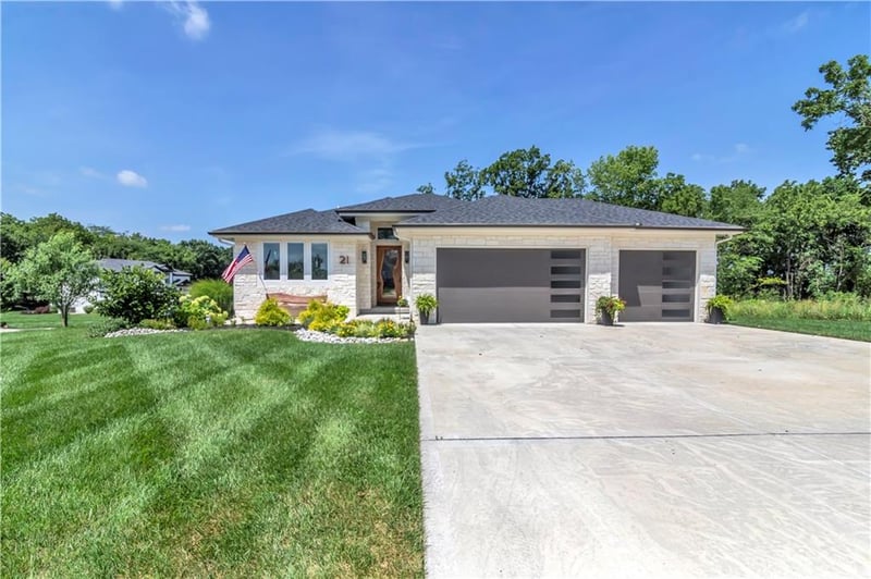21 Bison Falls Cir, Lake Winnebago, MO 64034