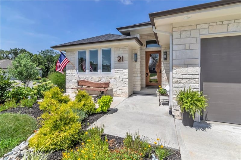 21 Bison Falls Cir, Lake Winnebago, MO 64034