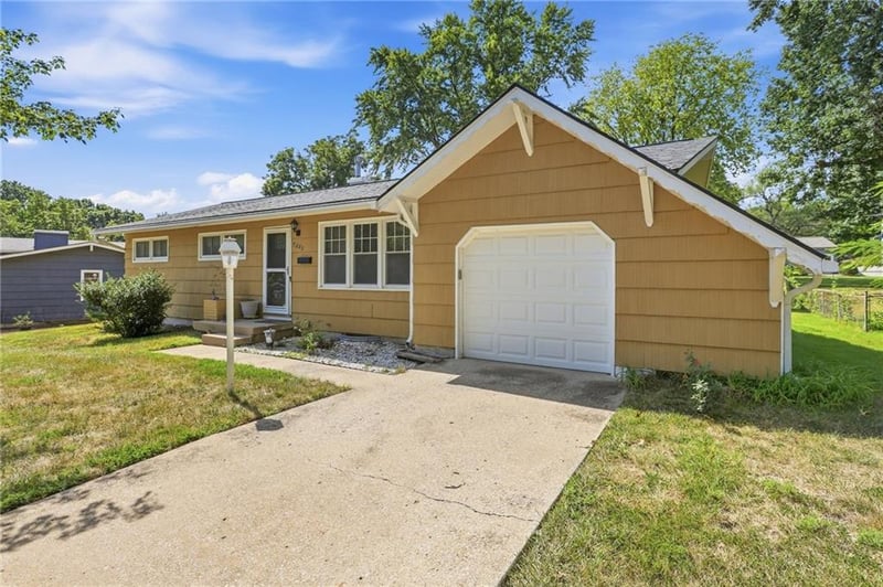 7202 Larsen St, Shawnee, KS 66203