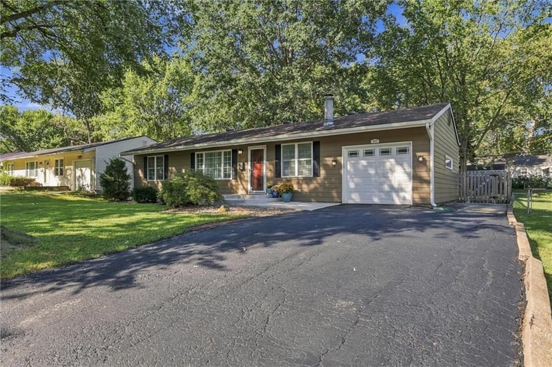 7426 Beverly St, Overland Park, KS 66204