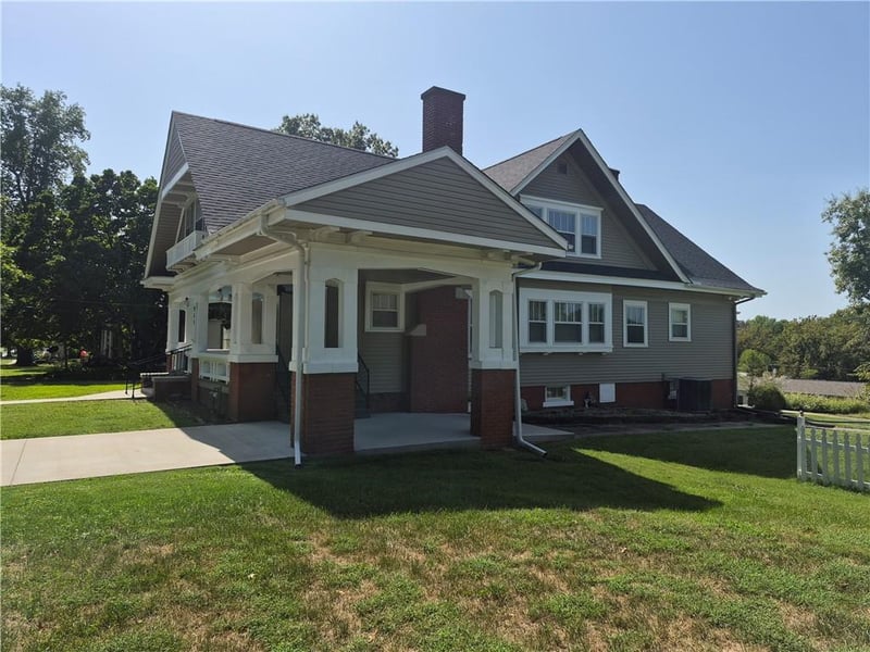 911 N Main St, Carrollton, MO 64633