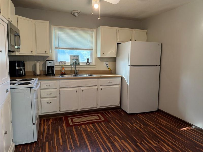 904 Jackson St, Pleasant Hill, MO 64080