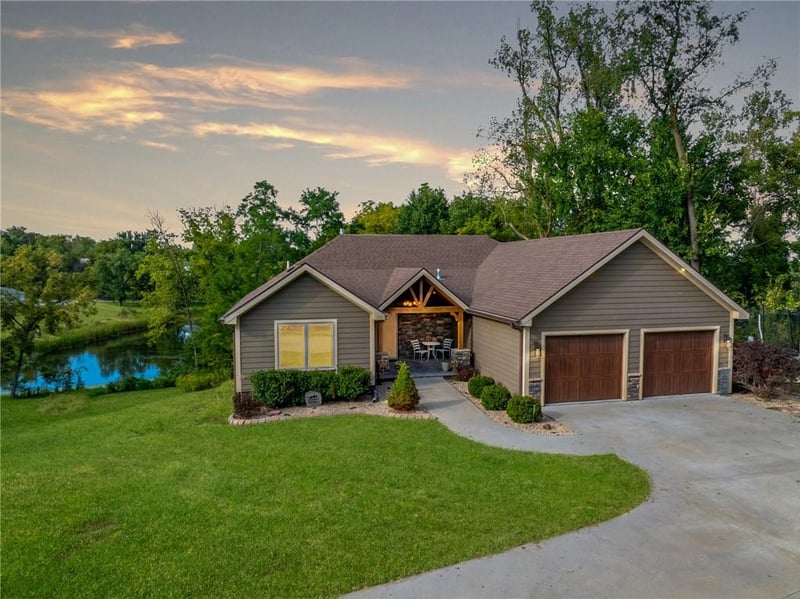 7877 SE St Rt 371 Hw, St Joseph, MO 64504