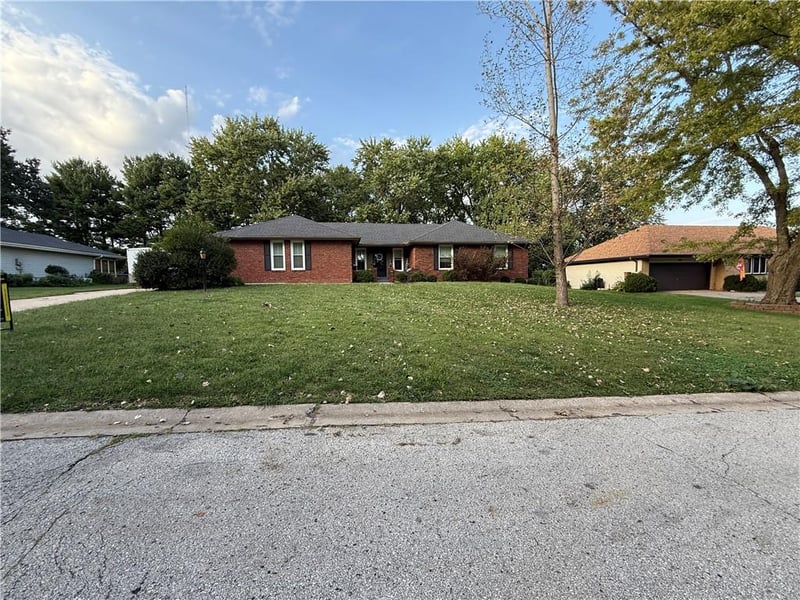 3515 Emerald Ln, Country Club, MO 64506