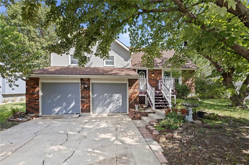 1944 E Sleepy Hollow Dr, Olathe, KS 66062