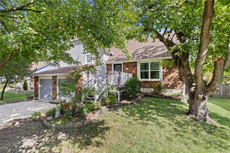 1944 E Sleepy Hollow Dr, Olathe, KS 66062