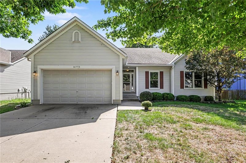 16773 W 157th Ter W, Olathe, KS 66062