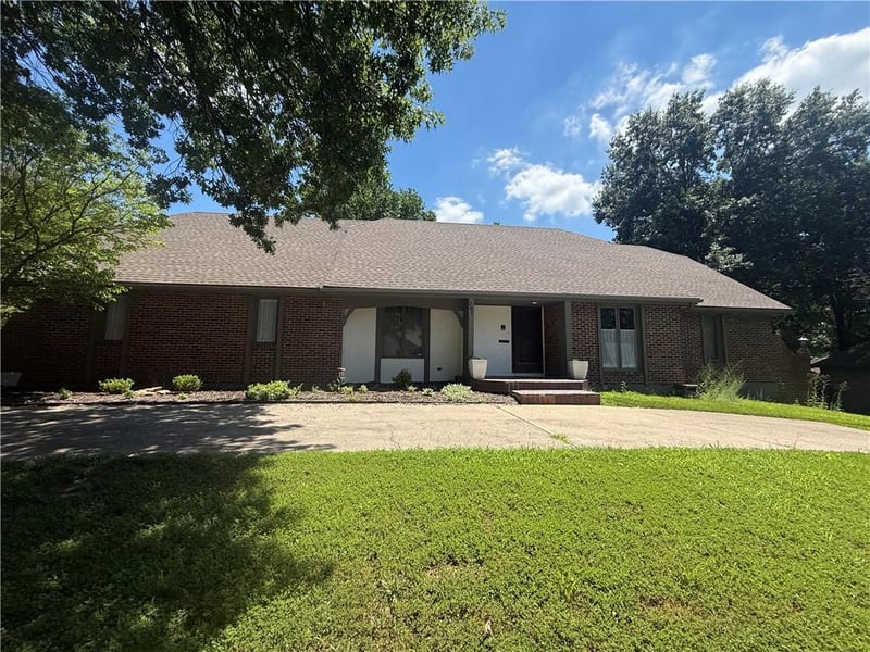 205 NW Hillcrest Ln, Lee's Summit, MO 64063