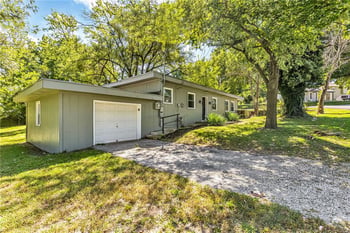 5807 NE Gunn St, Kansas City, MO 64119