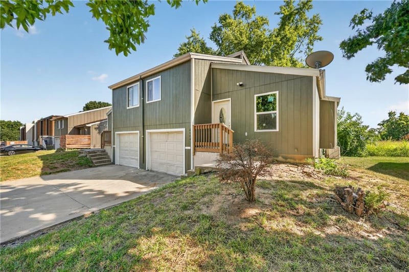 8486 Lane Dr, Raytown, MO 64138