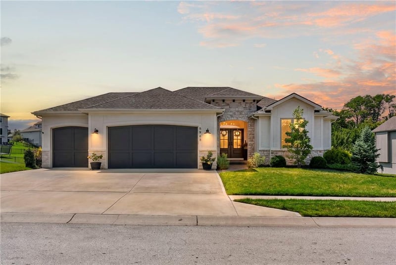 5968 Oak Creek Ct, Parkville, MO 64152