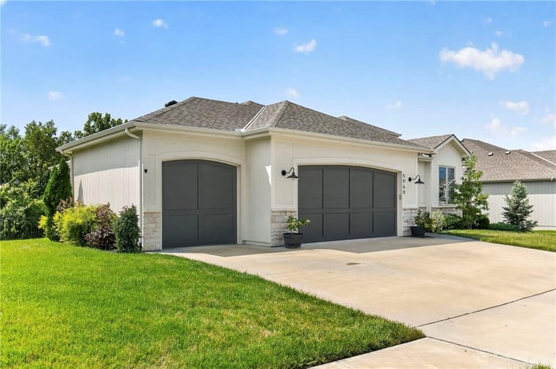 5968 Oak Creek Ct, Parkville, MO 64152
