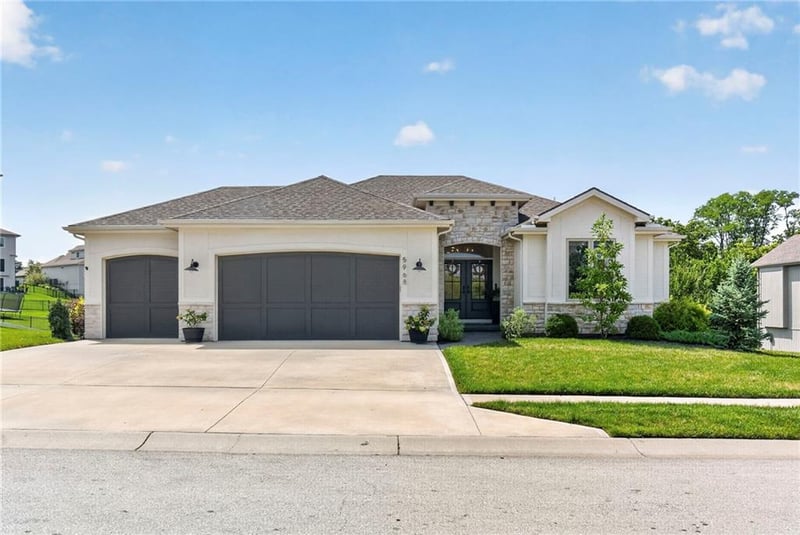 5968 Oak Creek Ct, Parkville, MO 64152