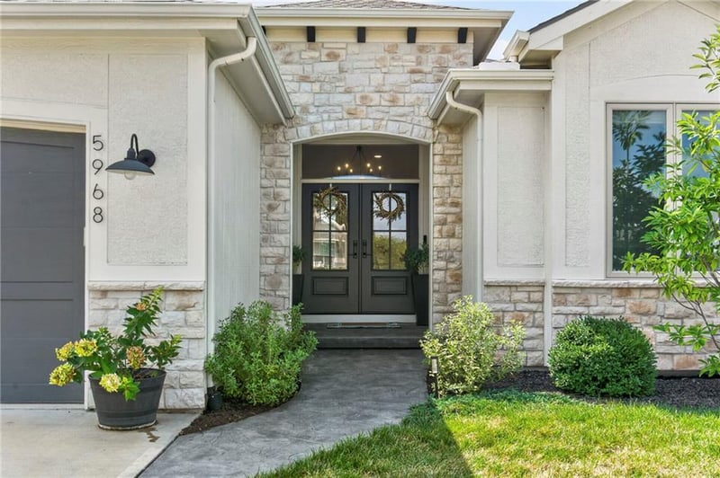 5968 Oak Creek Ct, Parkville, MO 64152