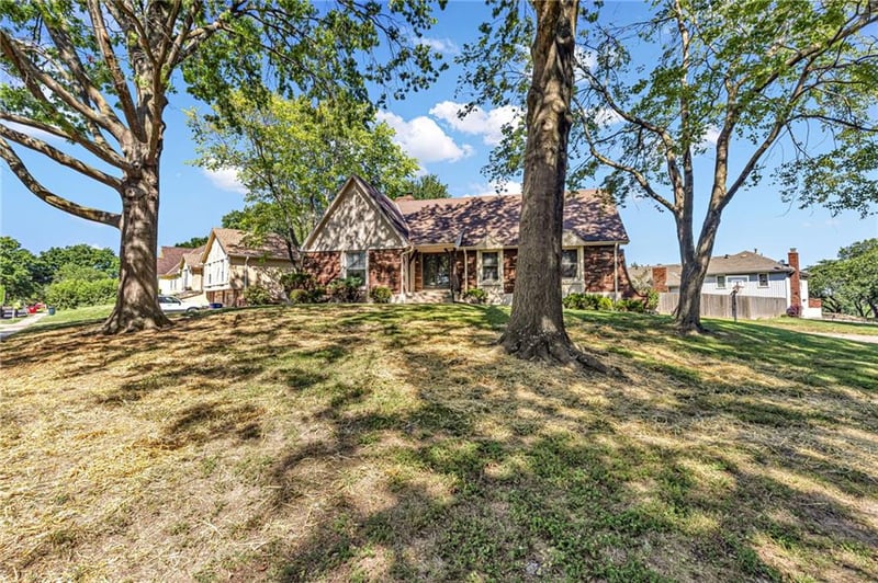 901 NW Oakridge Dr, Blue Springs, MO 64015