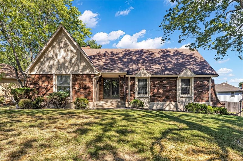 901 NW Oakridge Dr, Blue Springs, MO 64015