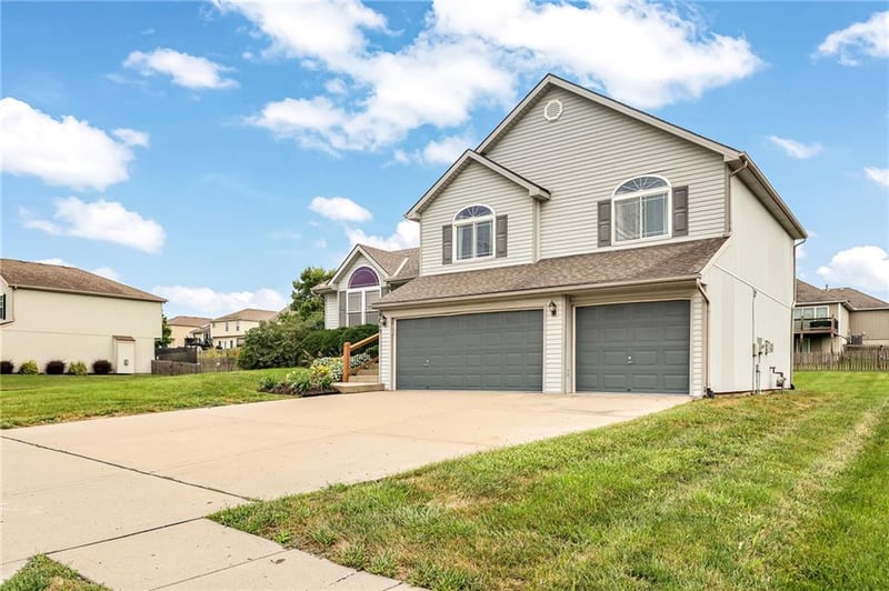 9015 N Essex Dr, Kansas City, MO 64156