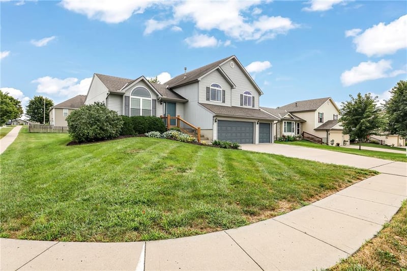 9015 N Essex Dr, Kansas City, MO 64156