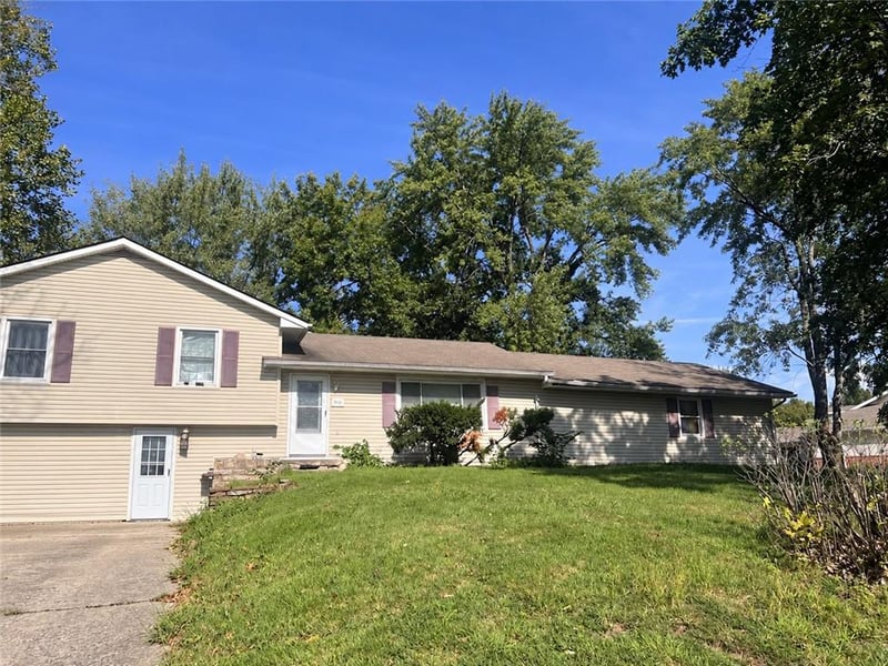 8530 Hilltop Rd, De Soto, KS 66018