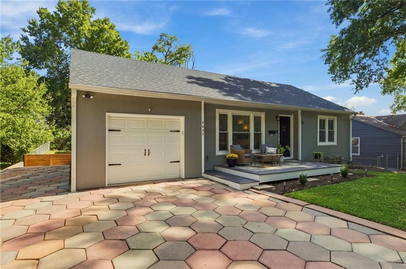 8839 Virginia Ln, Kansas City, MO 64114