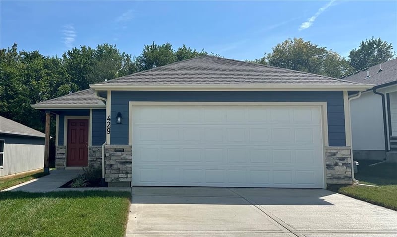 429 Valley View Dr, Tonganoxie, KS 66086