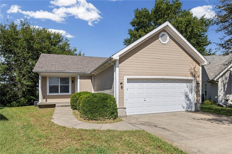 1012 NE Queens Ct, Lee's Summit, MO 64064