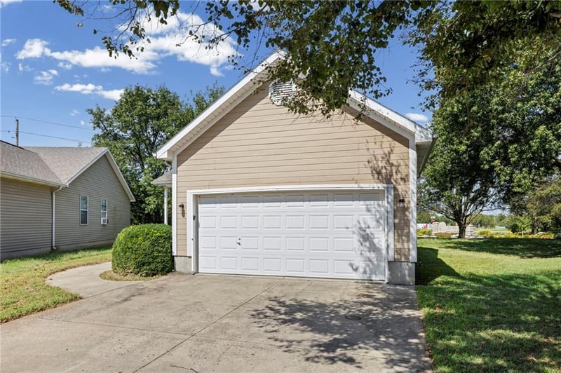 1012 NE Queens Ct, Lee's Summit, MO 64064