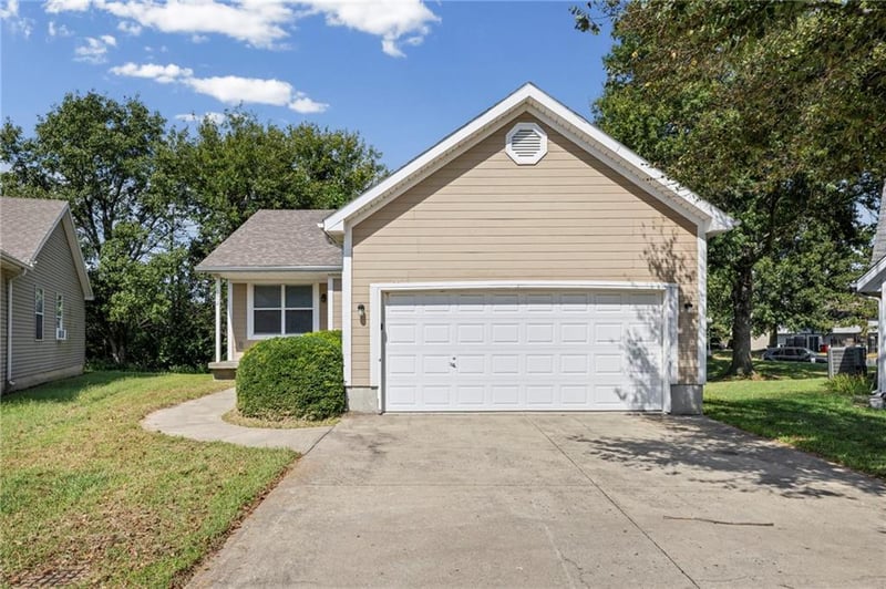 1012 NE Queens Ct, Lee's Summit, MO 64064