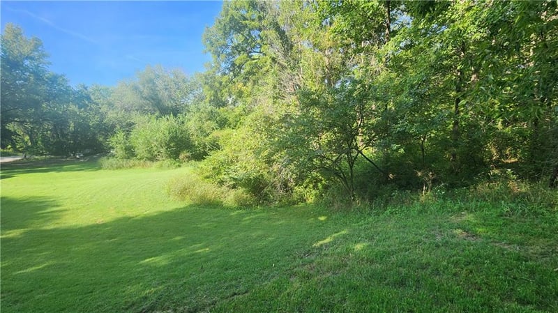 NW 76th St, Parkville, MO 64152