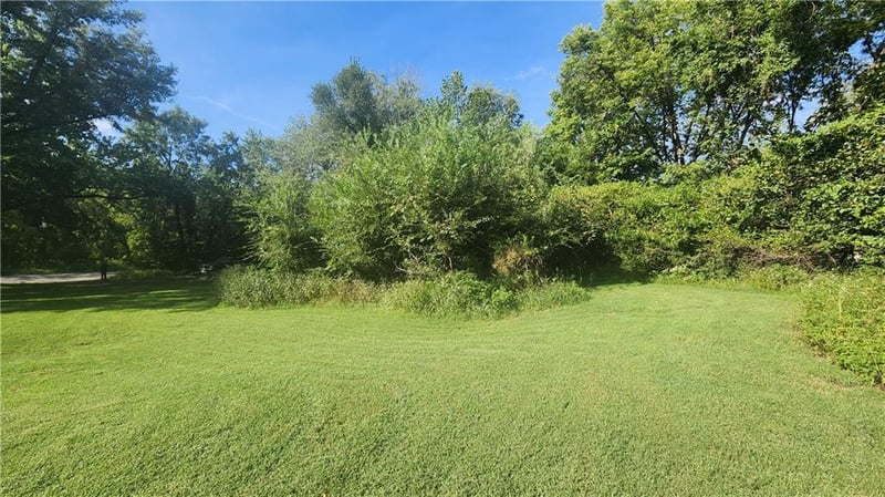 NW 76th St, Parkville, MO 64152