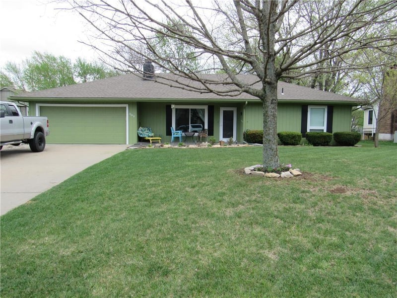 303 SW Pryor Rd, Lee's Summit, MO 64081