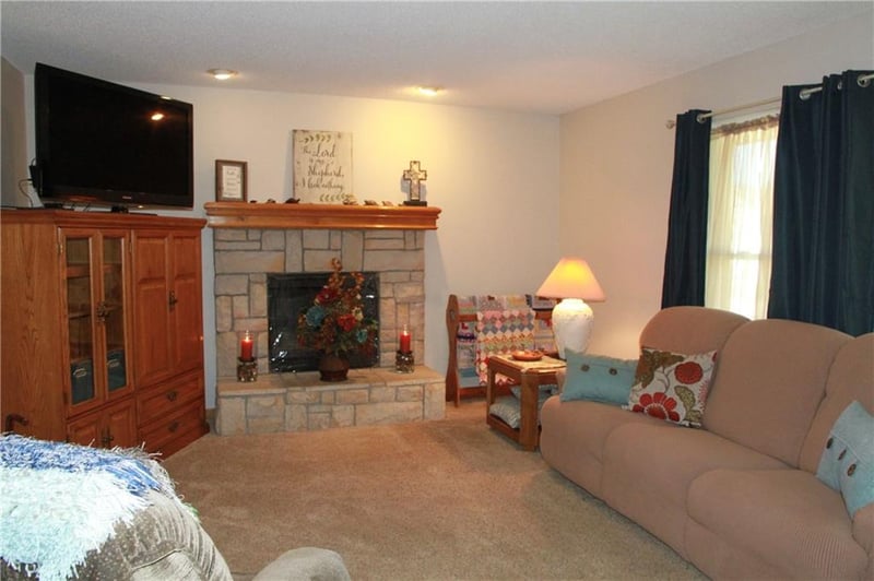 945 E Cottage Creek Dr, Gardner, KS 66030