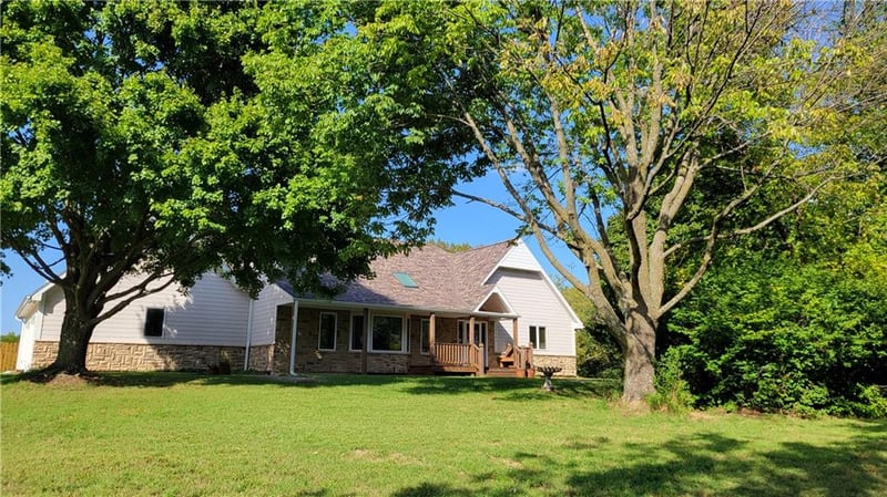 15248 Kansas Ave, Basehor, KS 66007