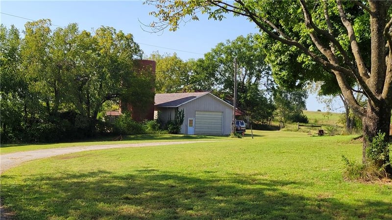 15248 Kansas Ave, Basehor, KS 66007