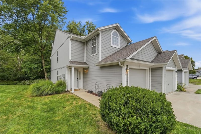 6030 NE Moonstone Dr, Lee's Summit, MO 64064