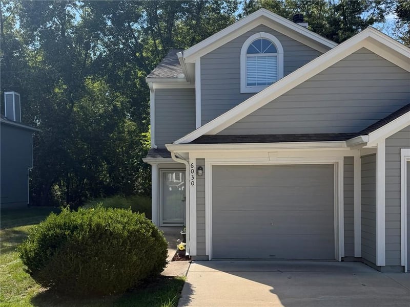 6030 NE Moonstone Dr, Lee's Summit, MO 64064