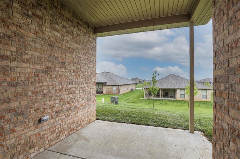 6751 Arapahoe Dr, Shawnee, KS 66226