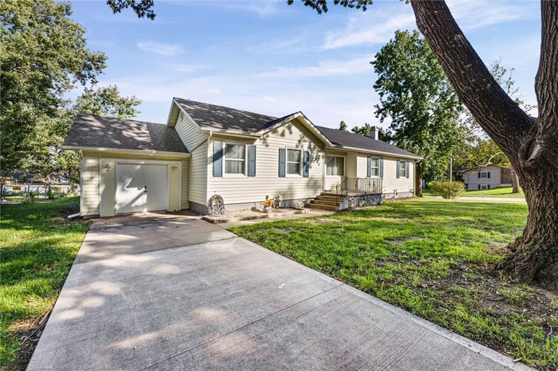 945 S Sycamore St, Ottawa, KS 66067