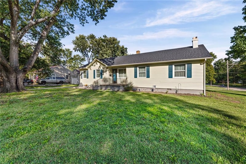 945 S Sycamore St, Ottawa, KS 66067