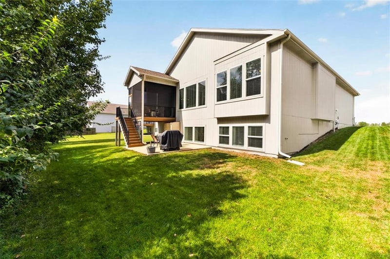 1169 SW Whitby Dr, Lee's Summit, MO 64082