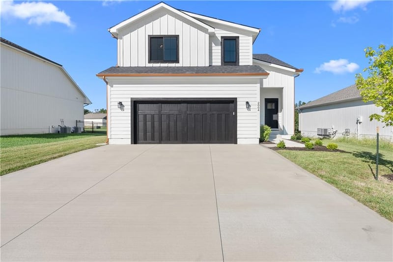 2004 Oak Ridge Dr, Oak Grove, MO 64075
