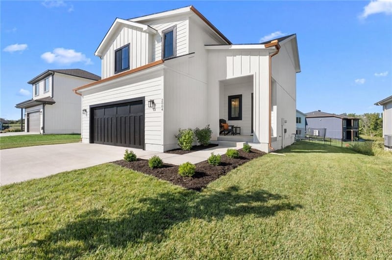 2004 Oak Ridge Dr, Oak Grove, MO 64075