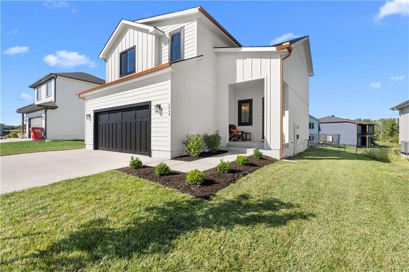 2004 Oak Ridge Dr, Oak Grove, MO 64075