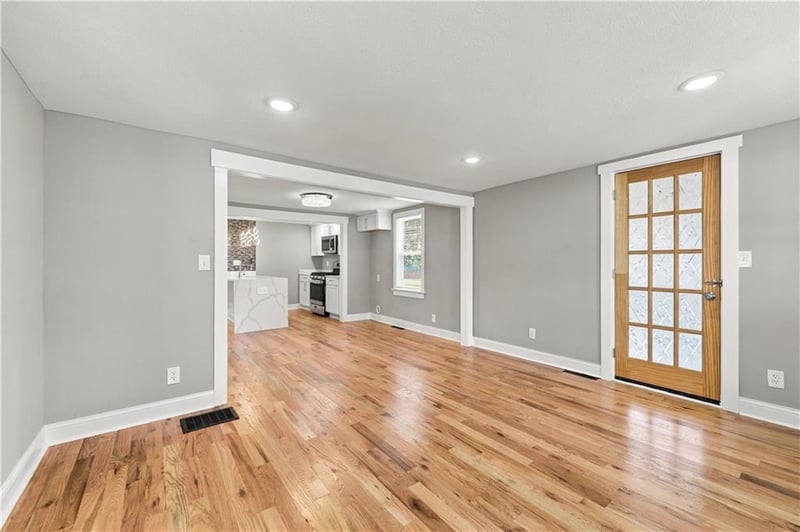 1129 S Dodgion Ave, Independence, MO 64050