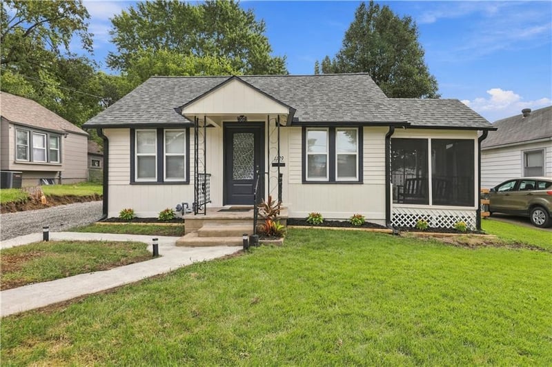 1129 S Dodgion Ave, Independence, MO 64050