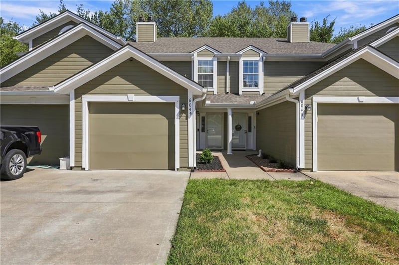 6045 NE Moonstone Dr, Lee's Summit, MO 64064