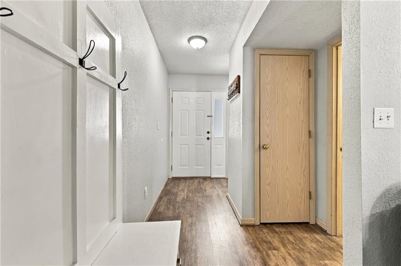 6045 NE Moonstone Dr, Lee's Summit, MO 64064