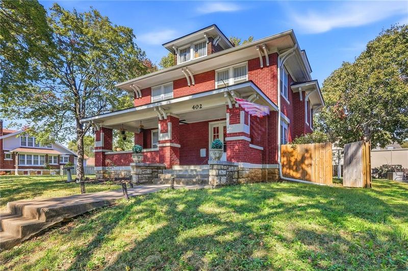 402 E Peoria St, Paola, KS 66071
